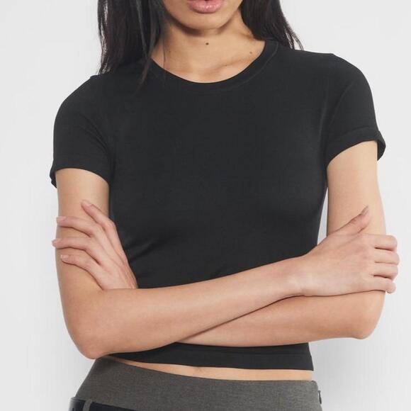 EUC Babaton by Aritzia Black Crewneck Fitted Stretch Tee Shirt Size Small - Picture 3 of 13